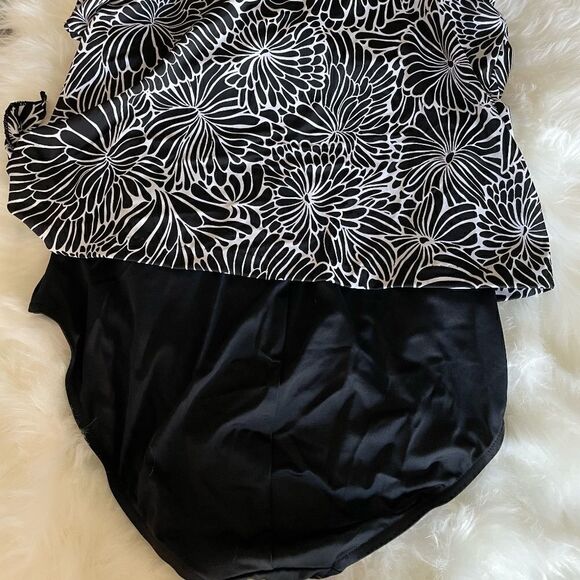 Black & White Flattering Fit Plus Size Swimsuit - Size 16 - Picture 7 of 8